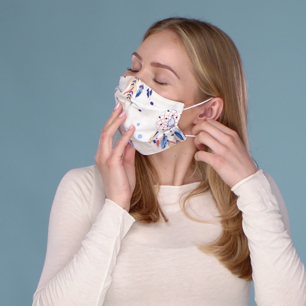 adorable jovencita quitándose la máscara facial contra los virus con gran alivio