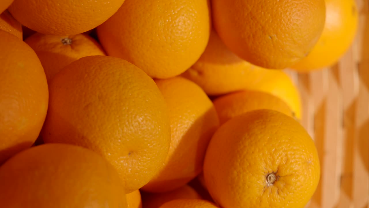naranjas frescas en una canasta