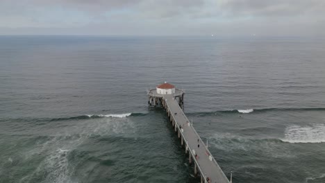 Imágenes-Cautivadoras-De-Drones-Que-Capturan-La-Belleza-Dinámica-Del-Muelle-De-Manhattan-Beach