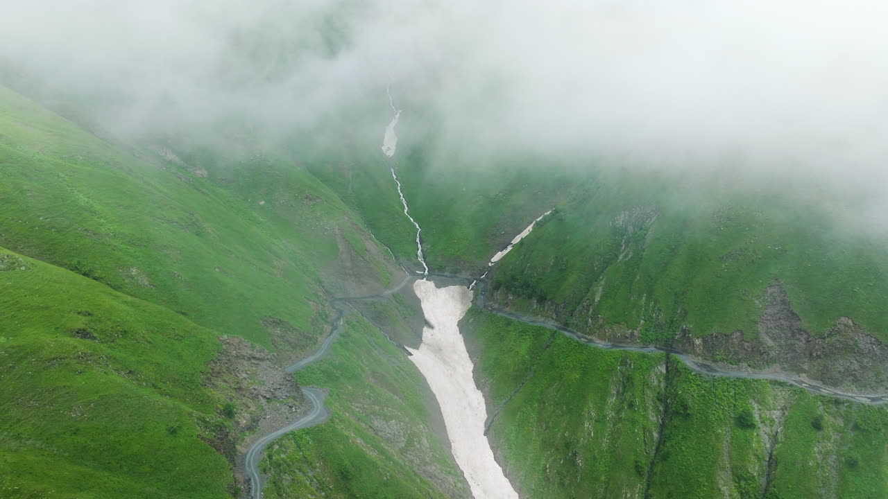 niebla y nubes sobre el paso de abano con valle nevado en georgia