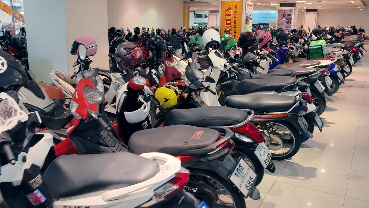 쇼핑몰 주차장에 주차된 오토바이