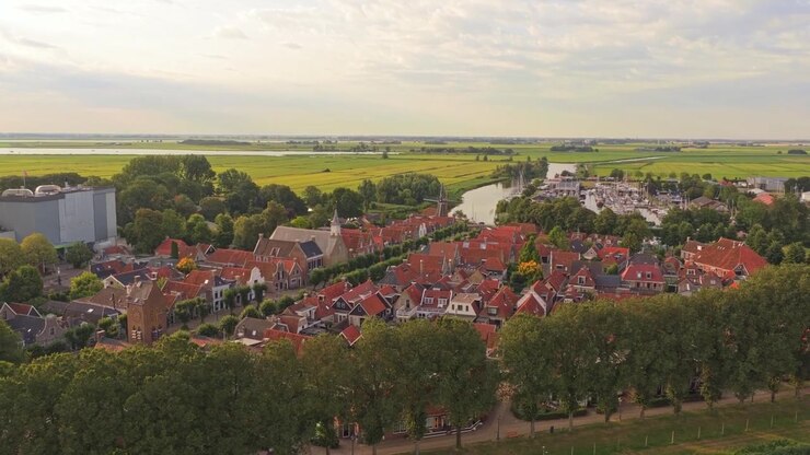 Vista aerea di un pittoresco villaggio olandese con tetti di tegole rosse