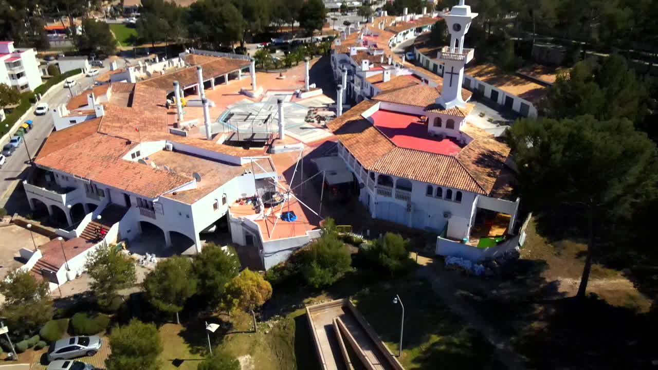 Explore the picturesque landscapes of Santa Ponsa, Mallorca, featuring traditional architecture and lush greenery under a bright blue sky, perfect for travelers seeking serenity and charm.
