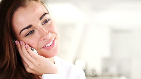 mujer feliz hablando por teléfono celular