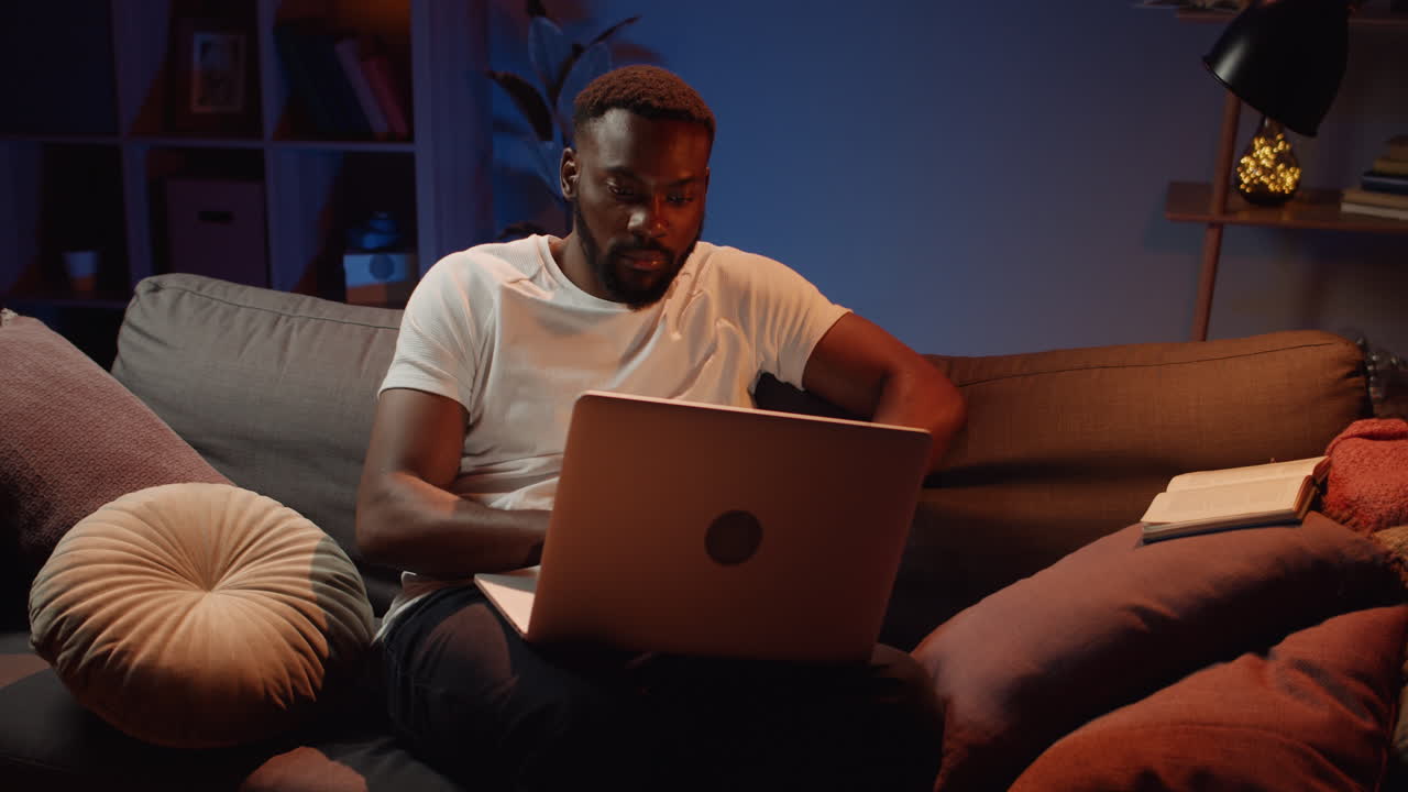 hombre trabajando en una computadora portátil en casa