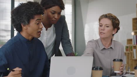 Gente-De-Negocios-Diversa-Lluvia-De-Ideas-Líder-De-Equipo-Afroamericano-Mujer-Discutiendo-Proyecto-De-Desarrollo-De-Empresa-Emergente-Compartir-Estrategia-De-Inversión-Gestión-De-Equipo-Corporativo-Usando-Computadora-Portátil