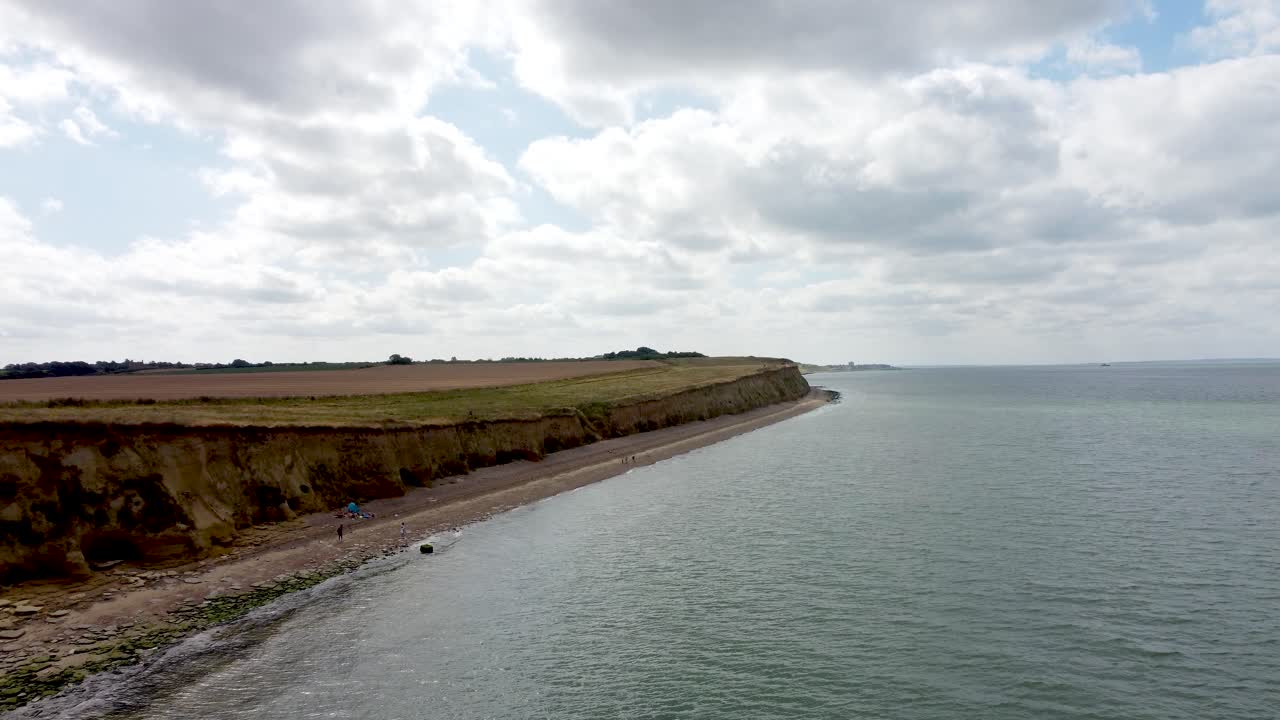 Kent'teki Reculver'da bulunan falezleri gösteren drone görüntüleri.