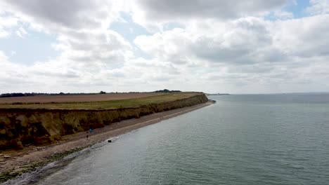 Drohnenaufnahmen,-Die-Die-Klippen-Bei-Reculver-In-Kent-Zeigen