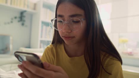 Nachdenkliches-Kaukasisches-Teenager-Mädchen,-Das-In-Ihrem-Zimmer-Telefoniert