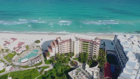 vista aérea del mar azul del caribe y sus olas rompiendo en la playa de arena blanca en la zona hotelera de cancún, méxico