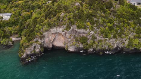 Lake-Taupo-Maori-Maske,-In-Stein-Gemeißelt