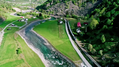 Flam-Pueblo-Noruega-Valle-Del-Río-Naturaleza-Aérea-Fiordo-Aurlandsfjord-Destino-De-Viaje