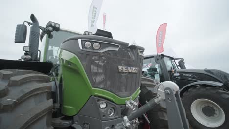 demostración de maquinaria agrícola en una exposición. los tractores operan en el campo, mostrando sus capacidades y rendimiento en acción