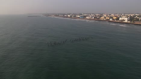 Vídeo-Aéreo-De-Toda-La-Ciudad-De-Puducherry-Y-Su-Costa,-Que-Incluye-Una-Vista-Impresionante-De-La-Bahía-De-Bengala.