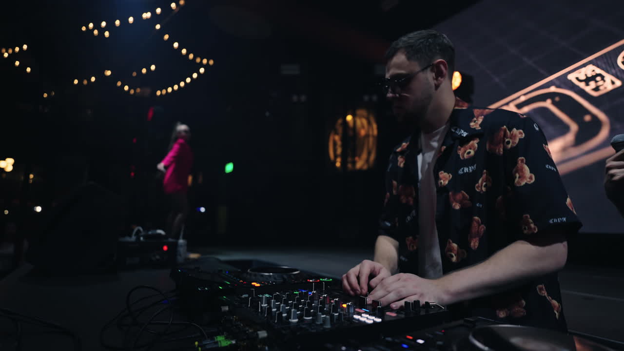 dj actuando en un concierto