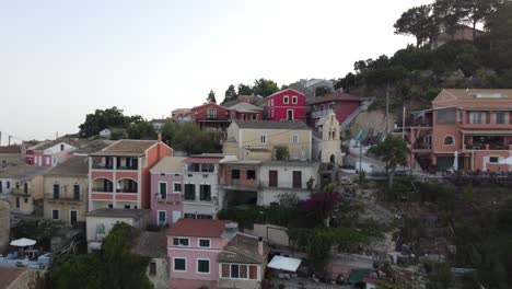 Vista-Aérea-De-Las-Casas-Del-Pueblo-De-Chlomos-En-Corfú,-Grecia.