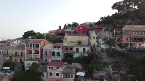 vista aérea de las casas de la aldea de chlomos en corfú, grecia