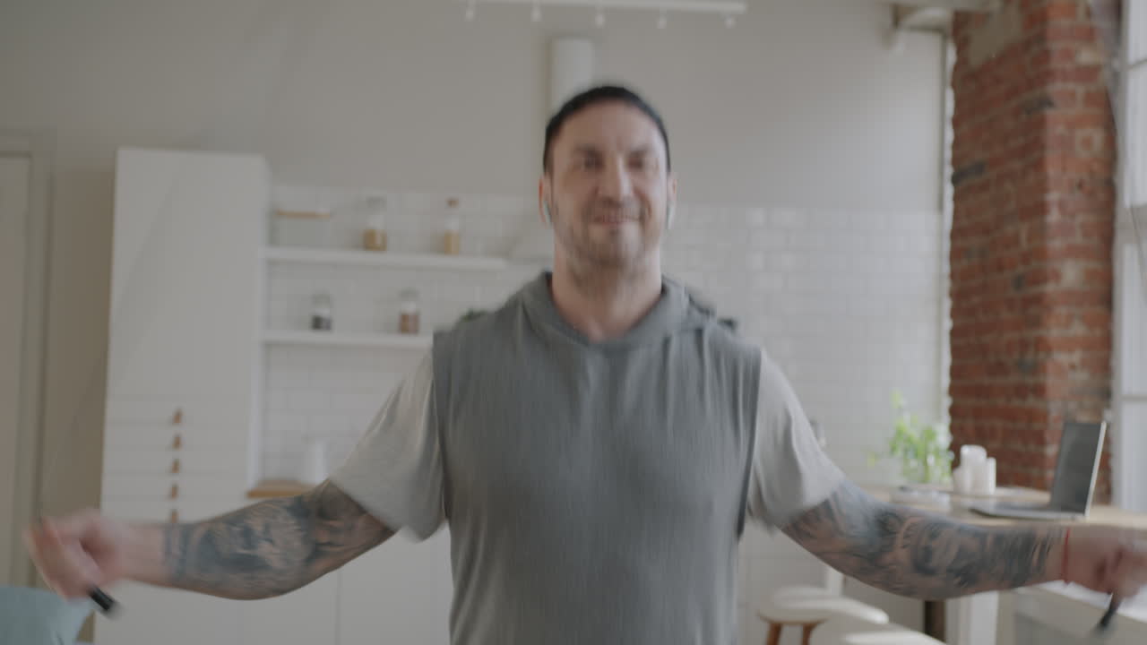 집에서 로프 점프하는 남자