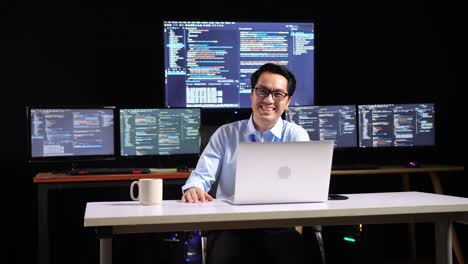 programador sonriendo en un espacio de trabajo moderno