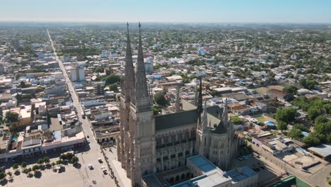 Vista-Aérea-De-La-Majestuosa-Basílica-De-Lujan-En-Buenos-Aires,-Argentina