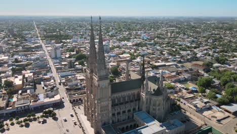 vista aérea de la majestuosa basílica de lujan en buenos aires, argentina