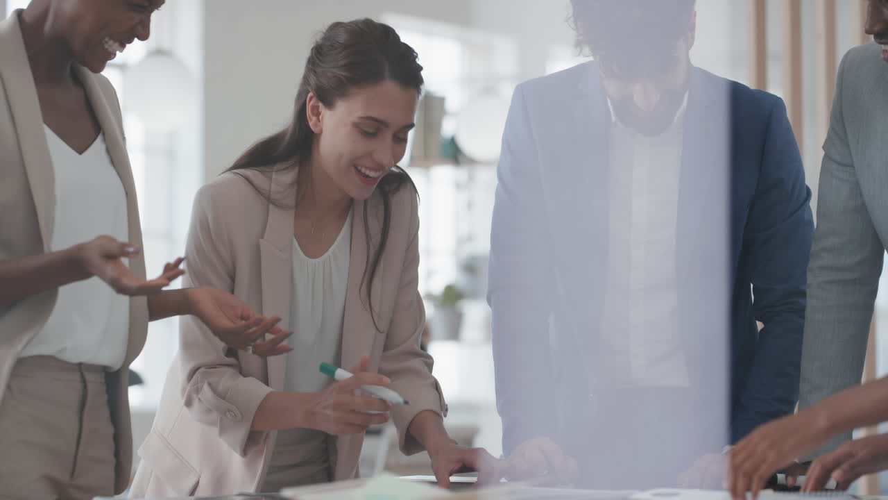 equipo empresarial diverso reunión de lluvia de ideas colegas discutiendo la estrategia del proyecto compartiendo ideas en la oficina