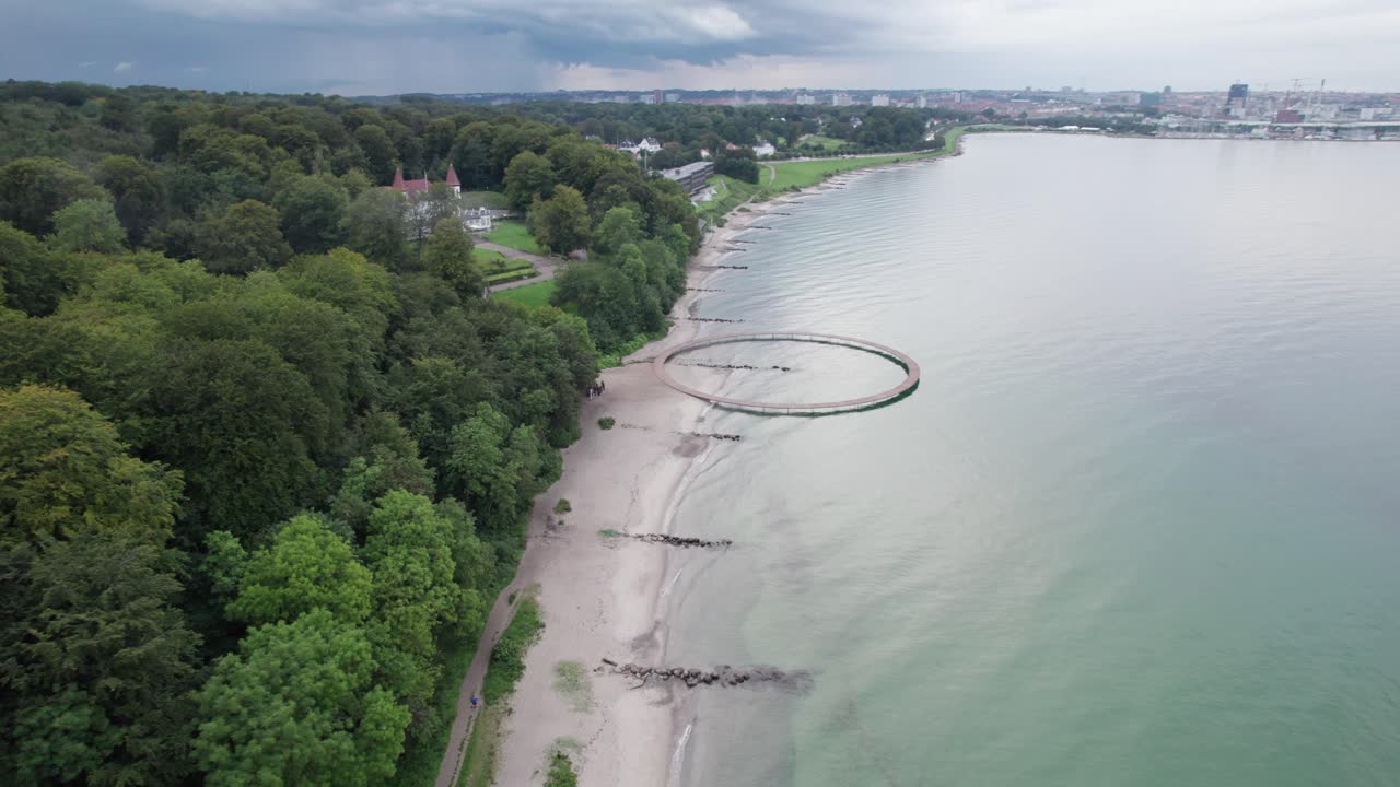 puente redondo en la costa de aarhus, dinamarca cerca del palacio de marselisborg, vista aérea