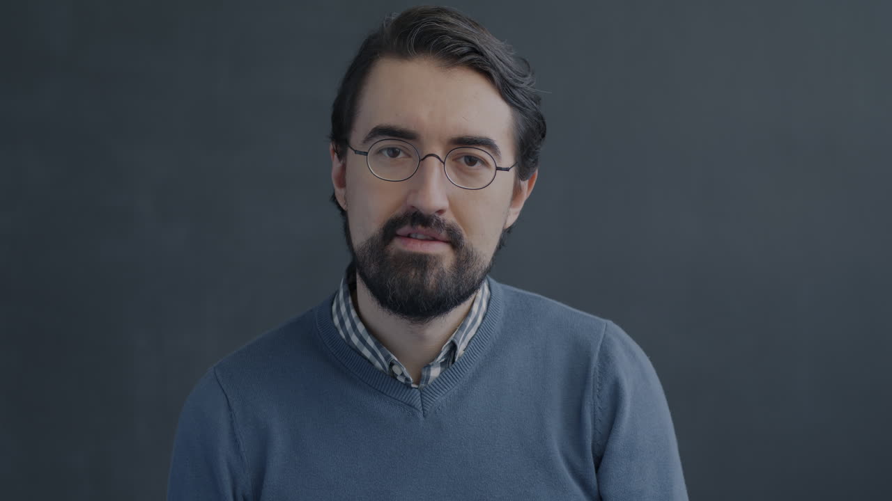 Uomo con gli occhiali che esprime sorpresa