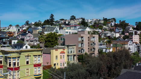 vista aérea que se eleva frente a casas únicas en los suburbios de san francisco, estados unidos