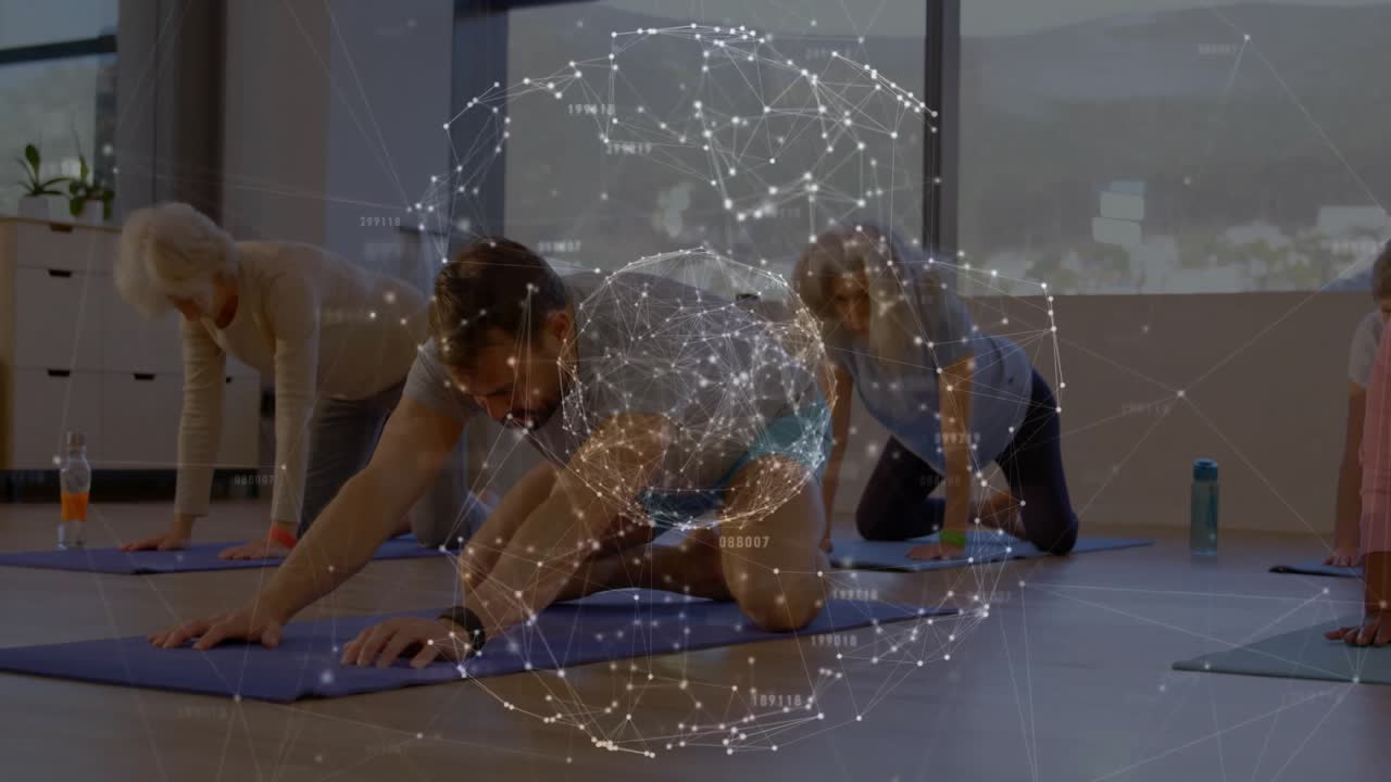 Instrutor de yoga movendo o joelho, orientando idosos para alongamento de quadril para flexibilidade com sobreposição de globo digital