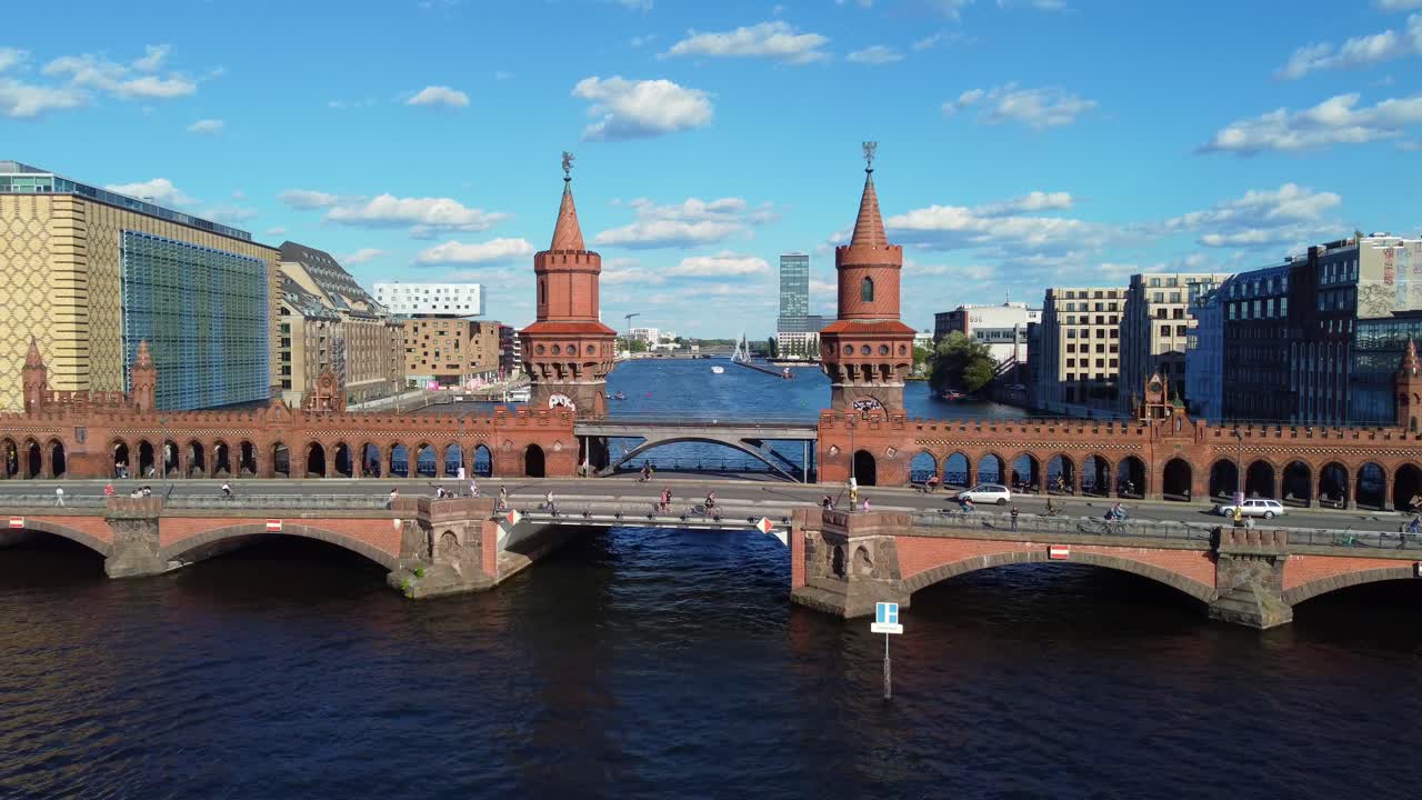 entre 2 torres a lo largo de la juerga