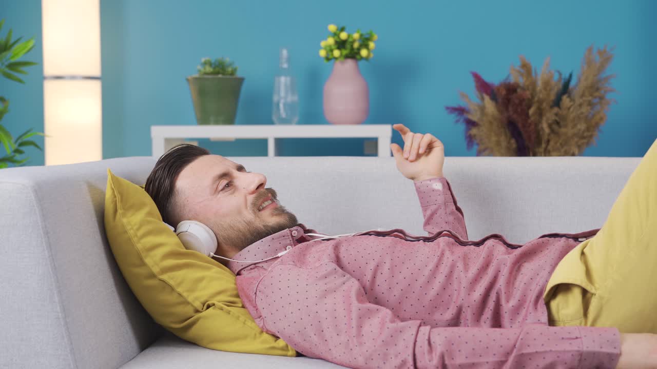 hombre alegre y elegante escuchando música y descansando en casa.