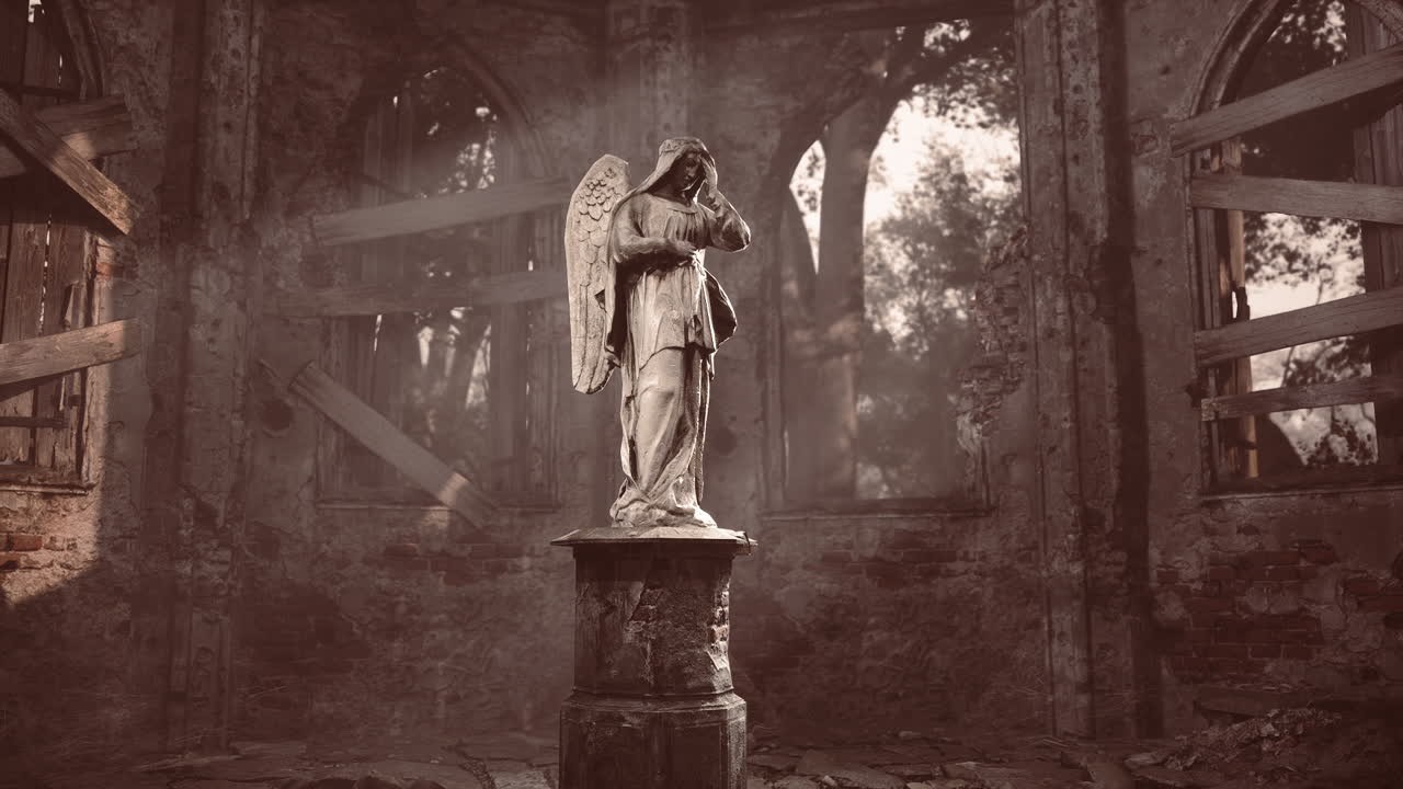 estatua de ángel en una iglesia en ruinas