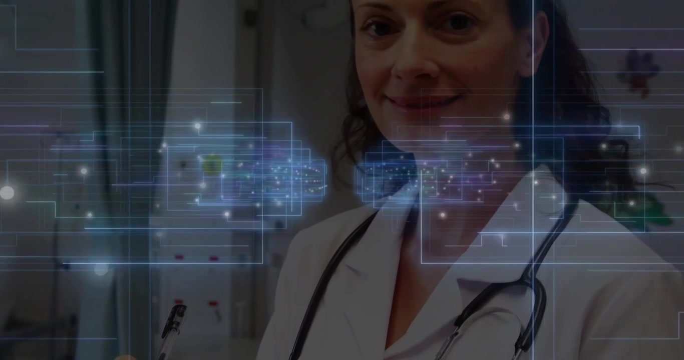 Médico segurando caneta no tablet enquanto dados holográficos do paciente aparecem, escrevendo anotações e registrando dados.
