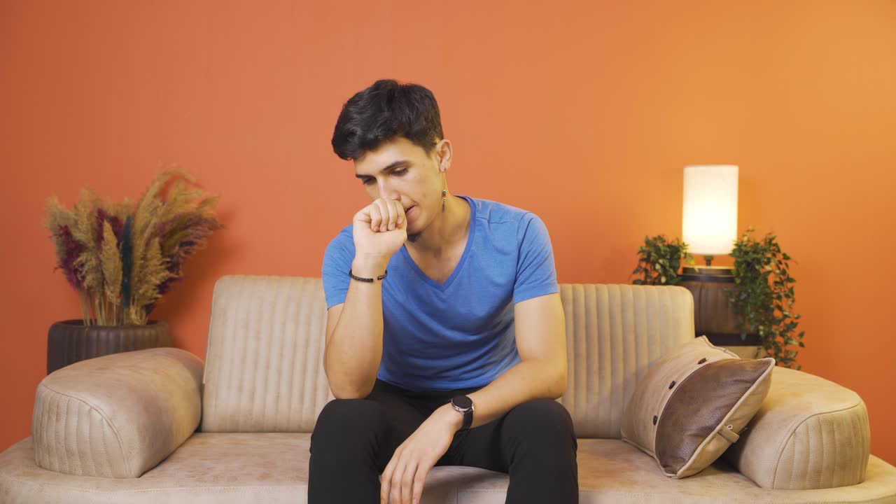 el hombre se está mordiendo las uñas.