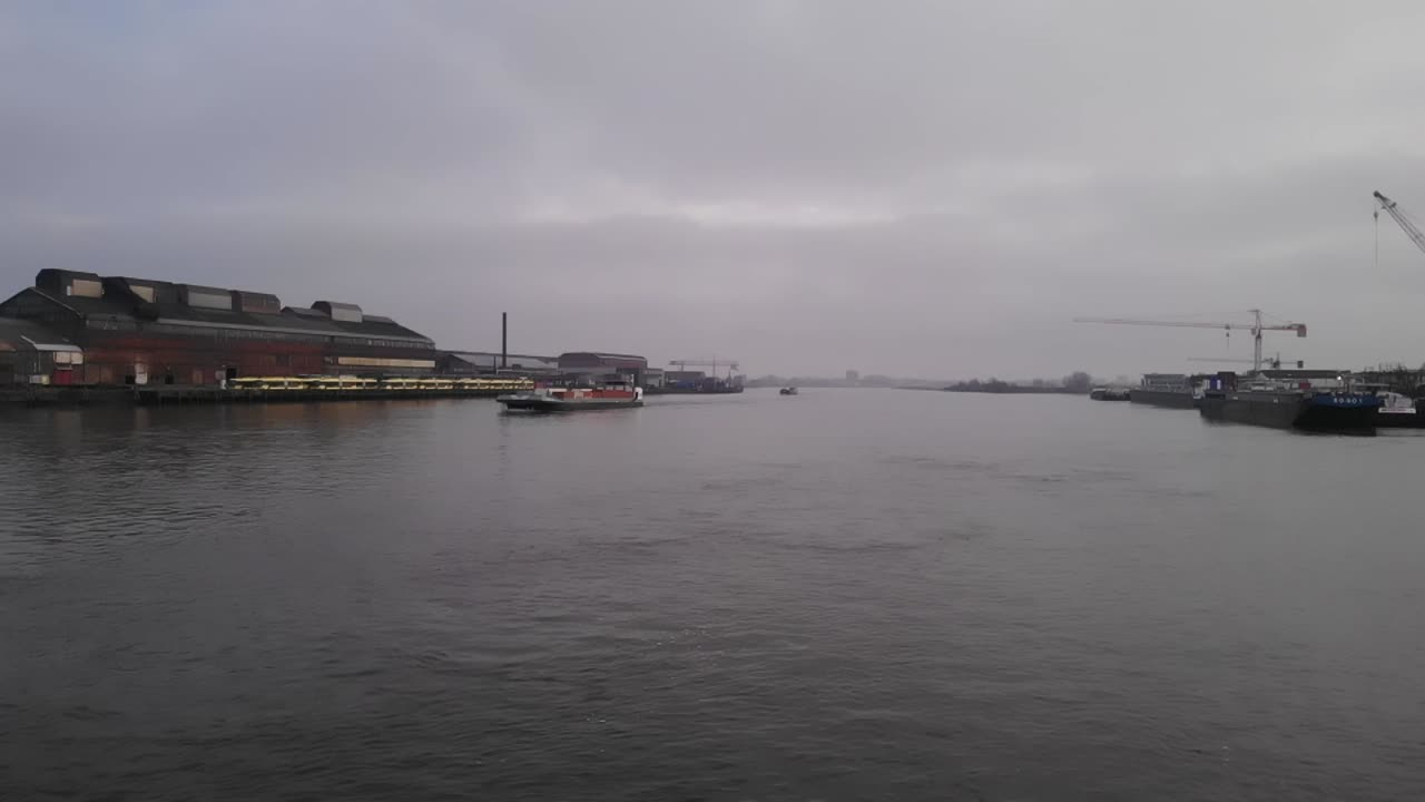 우울한 오후 강변 항구의 조용한 장면 - 패닝 샷