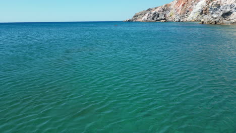 無人機推進:希臘一個島<unk>附近平坦的地中海海域的空中景色,夏季假期中的藍天