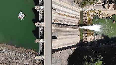 Presa-Soltando-Agua.-Toma-Aerea-Tiro-Cenital