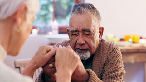 Ancianos,-Pareja-Están-Tomados-De-La-Mano-Y-Rezando