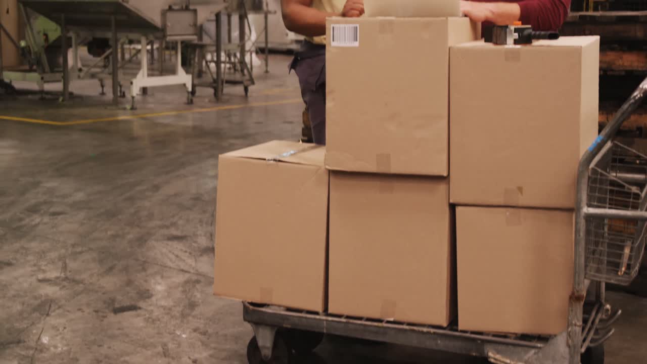 trabajadores discutiendo sobre la computadora portátil