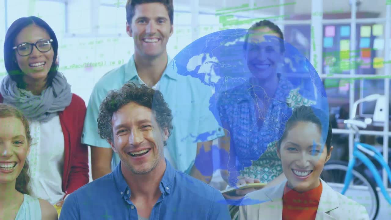 animación del globo y procesamiento de datos sobre sonrientes colegas de negocios en la oficina