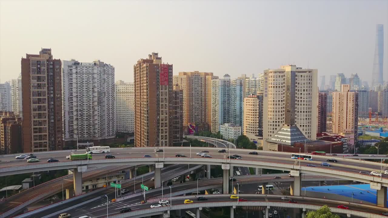 china día soleado paisaje de la ciudad de shanghái tráfico redondo carretera cruce panorama aéreo 4k