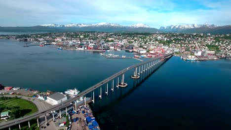 puente de la ciudad de tromsø, noruega imágenes aéreas
