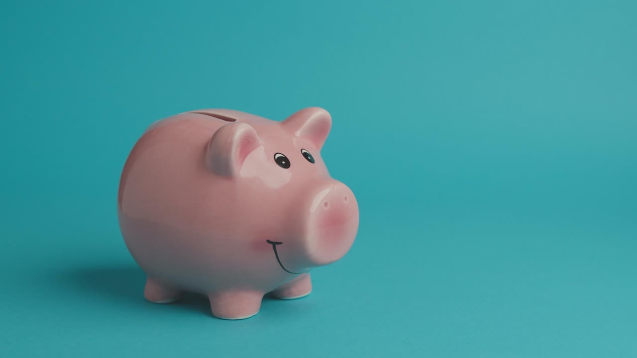 ahorrando yenes en una alcancía.