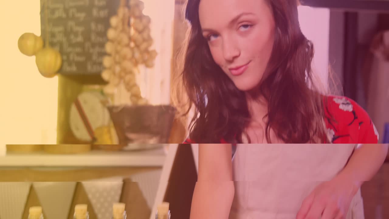 animación de una trabajadora caucásica sonriente preparando productos en su tienda