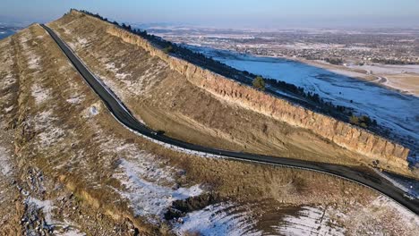 Drone-Descendiendo-En-La-Carretera-En-El-Embalse-Horsetooth-En-Colorado,-Ee.uu.