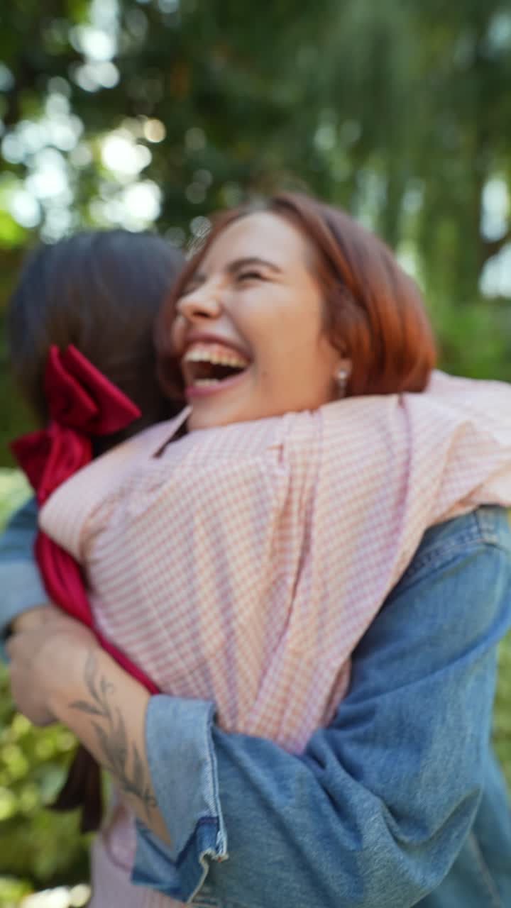 amigos felices abrazándose al aire libre