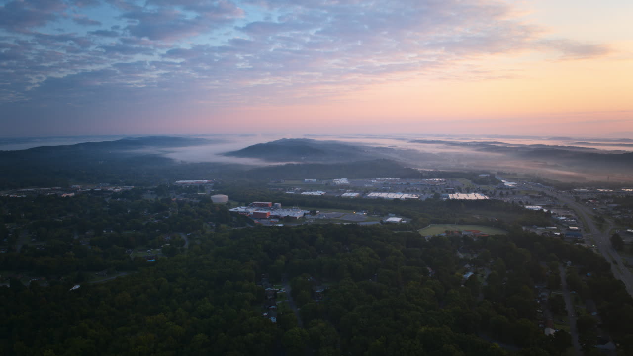 테네시주 클리블랜드 하늘의 아름다운 일출과 함께 언덕을 둘러싼 아침 안개의 공중 초경