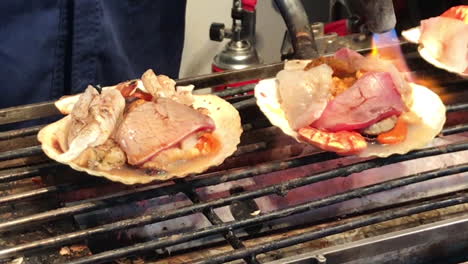 Comida-Callejera-En-Japón-Cocinada-Por-Un-Soplete,-Mariscos,-Mercado-De-Tokio