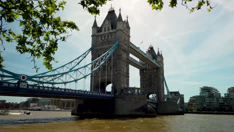 Puente-De-La-Torre,-Ubicado-En-El-Río-Támesis-En-Londres,-Inglaterra,-Reino-Unido